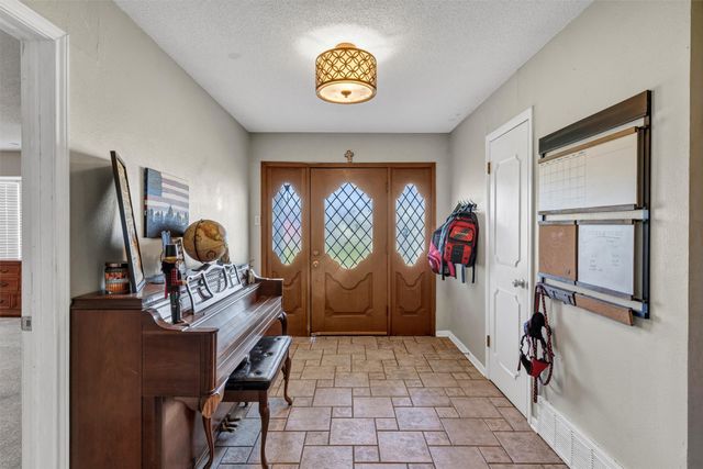 706 E Criner Street, Grandview, TX 76050