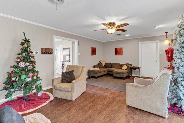 706 E Criner Street, Grandview, TX 76050