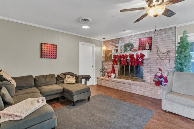 706 E Criner Street, Grandview, TX 76050