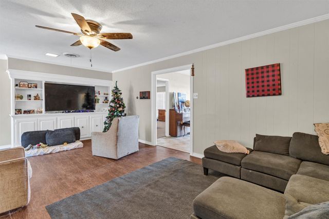 706 E Criner Street, Grandview, TX 76050