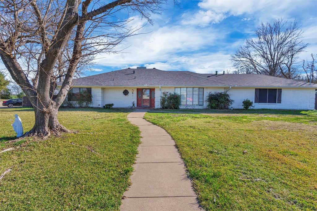 706 E Criner Street, Grandview, TX 76050