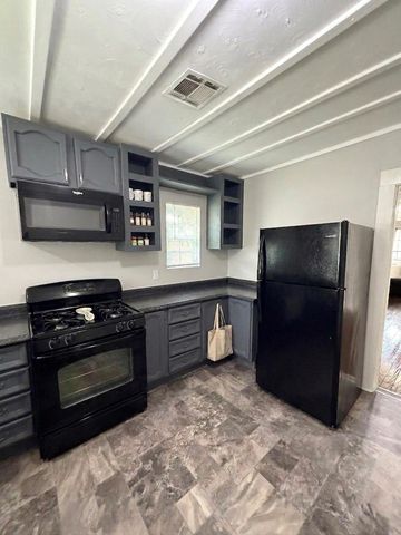 311 S 3rd Street, Highlands, TX 77562