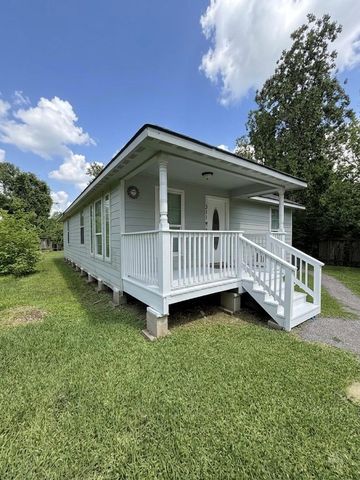 311 S 3rd Street, Highlands, TX 77562
