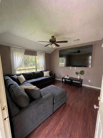 311 S 3rd Street, Highlands, TX 77562
