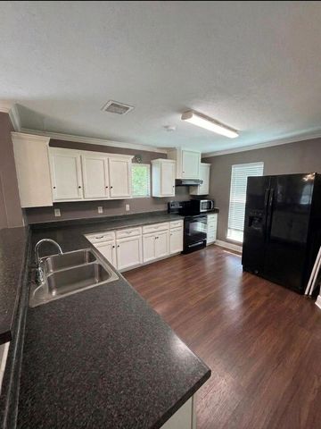 311 S 3rd Street, Highlands, TX 77562