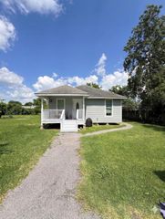 311 S 3rd Street, Highlands, TX 77562