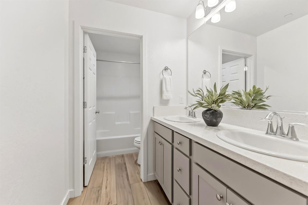 Image 15 of property listing at 6690 E Adena Avenue, Fresno, CA 93727