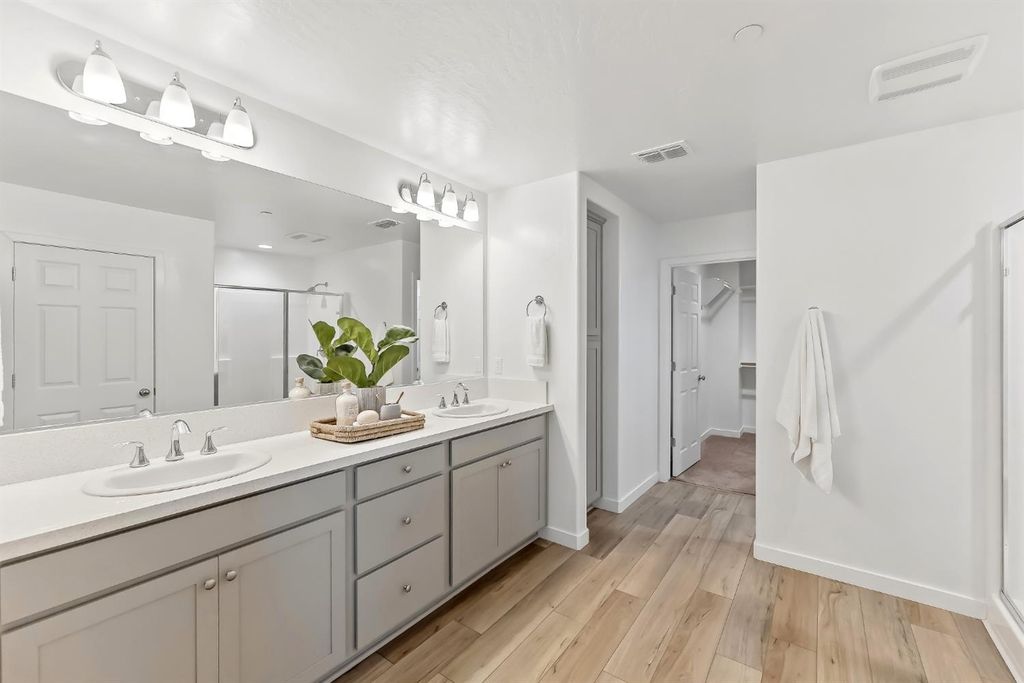 Image 20 of property listing at 6690 E Adena Avenue, Fresno, CA 93727