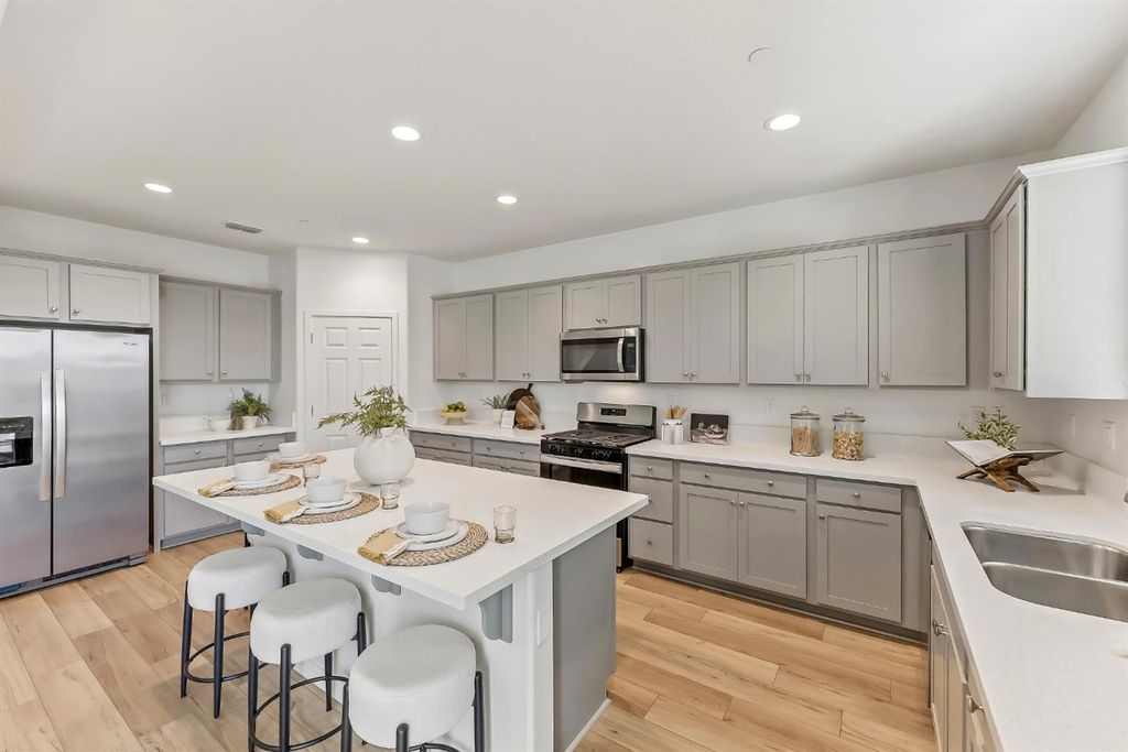 Image 4 of property listing at 6690 E Adena Avenue, Fresno, CA 93727
