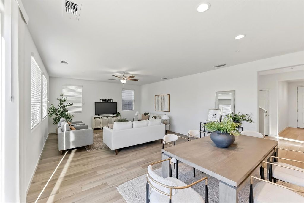 Image 6 of property listing at 6690 E Adena Avenue, Fresno, CA 93727