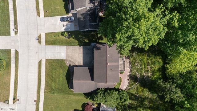 8365 Crinkleroot Clearing, Brecksville, OH 44141
