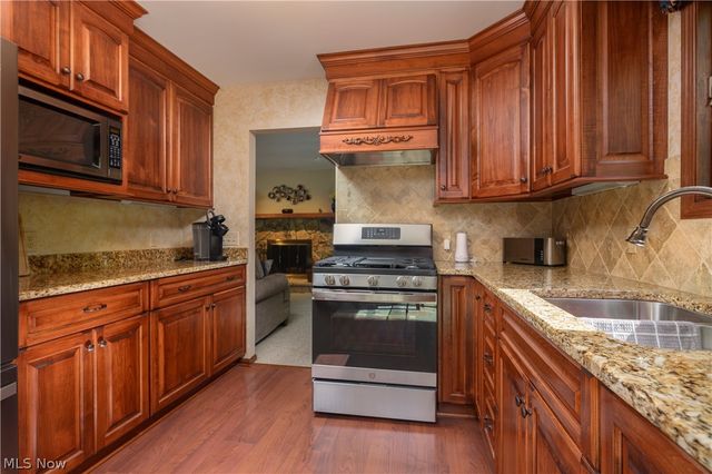 8365 Crinkleroot Clearing, Brecksville, OH 44141