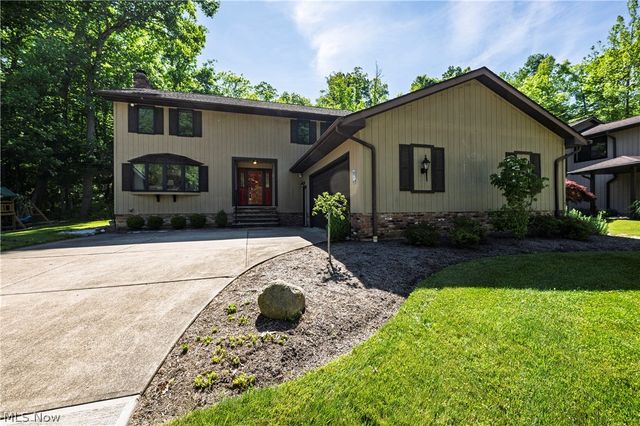 8365 Crinkleroot Clearing, Brecksville, OH 44141