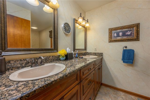 8365 Crinkleroot Clearing, Brecksville, OH 44141