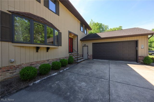 8365 Crinkleroot Clearing, Brecksville, OH 44141