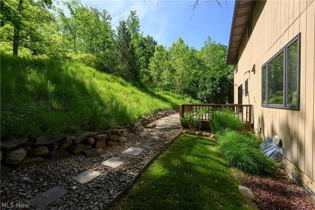 8365 Crinkleroot Clearing, Brecksville, OH 44141