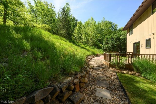 8365 Crinkleroot Clearing, Brecksville, OH 44141