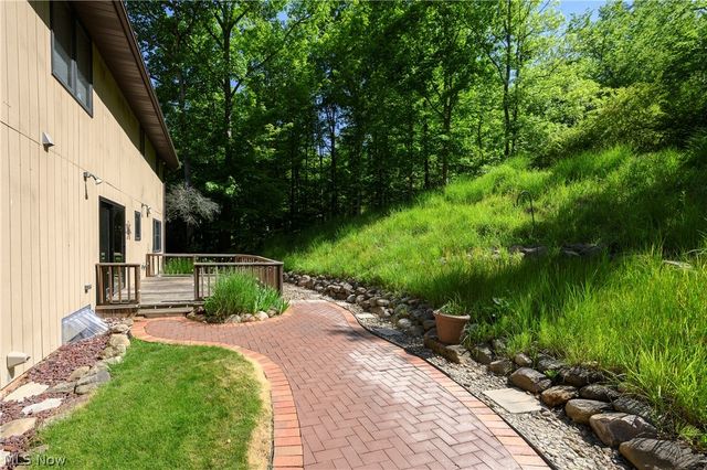 8365 Crinkleroot Clearing, Brecksville, OH 44141