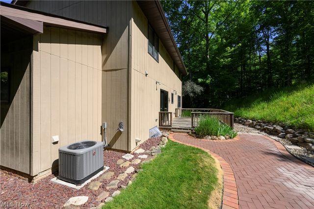 8365 Crinkleroot Clearing, Brecksville, OH 44141