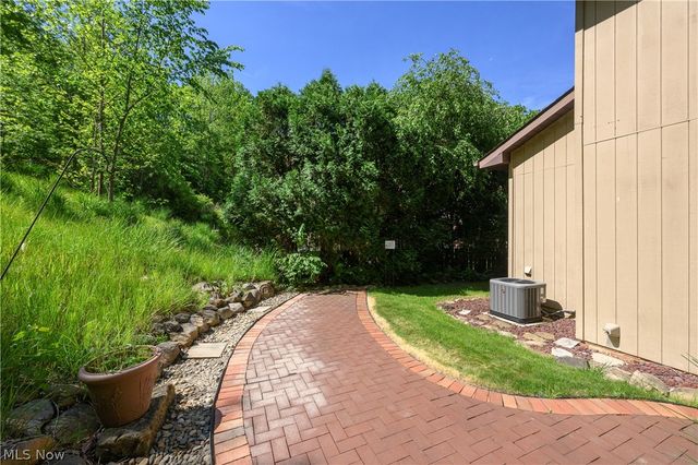 8365 Crinkleroot Clearing, Brecksville, OH 44141