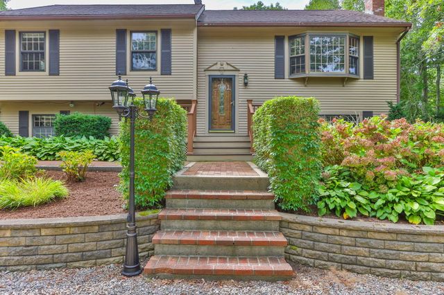 2 Robin Road, Sandwich, MA 02563