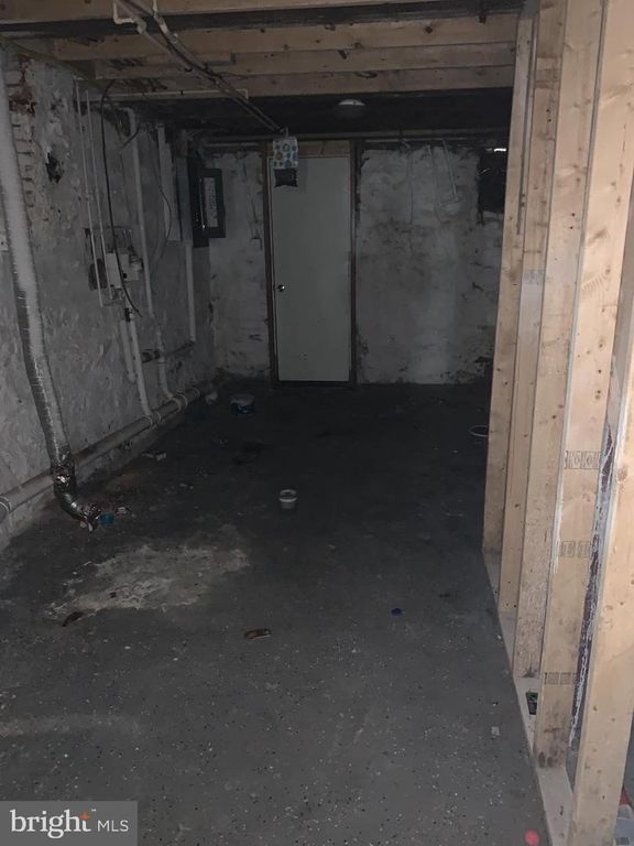 Image 8 of property listing at 2752 W MOSHER ST, Baltimore, MD 21216
