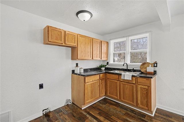 9615 E 18th Street S, Independence, MO 64052