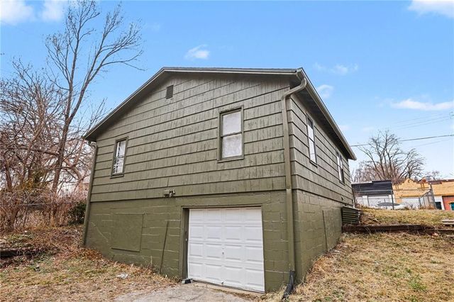 9615 E 18th Street S, Independence, MO 64052