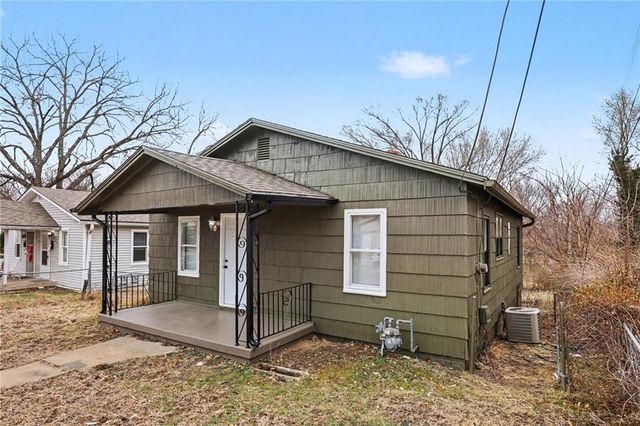 9615 E 18th Street S, Independence, MO 64052