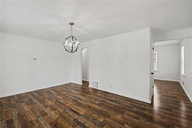 9615 E 18th Street S, Independence, MO 64052