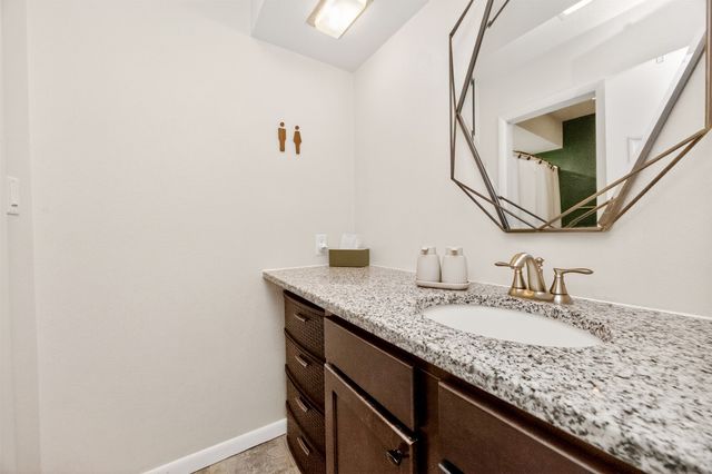 1320 E 40th Street, Des Moines, IA 50317