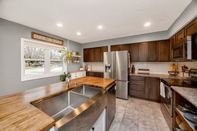 1320 E 40th Street, Des Moines, IA 50317