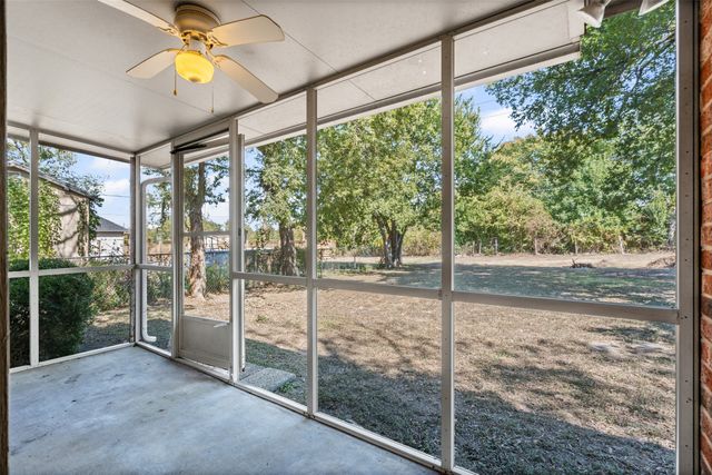 321 Meadow Park Drive, White Settlement, TX 76108