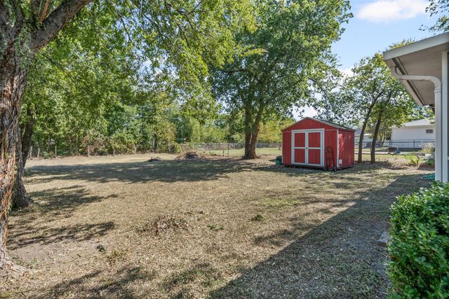 321 Meadow Park Drive, White Settlement, TX 76108