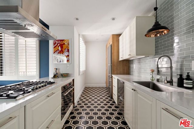 8455 Fountain Avenue 301, West Hollywood, CA 90069