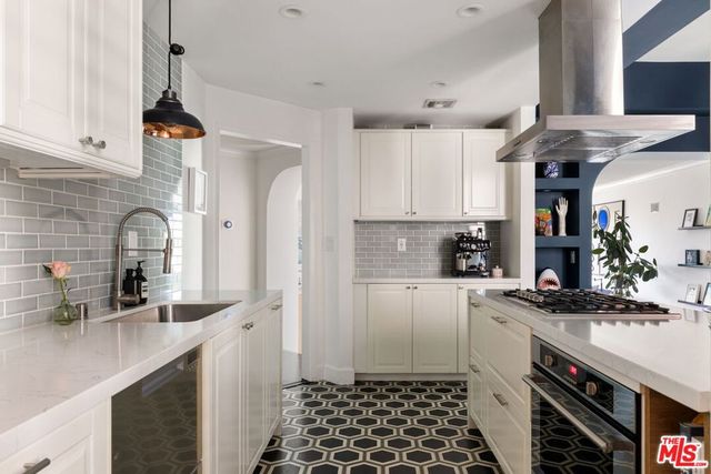 8455 Fountain Avenue 301, West Hollywood, CA 90069
