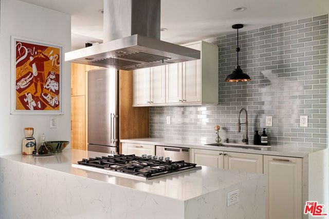 8455 Fountain Avenue 301, West Hollywood, CA 90069
