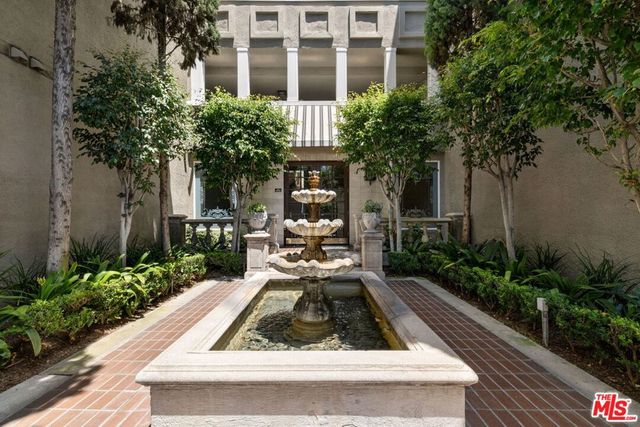 8455 Fountain Avenue 301, West Hollywood, CA 90069