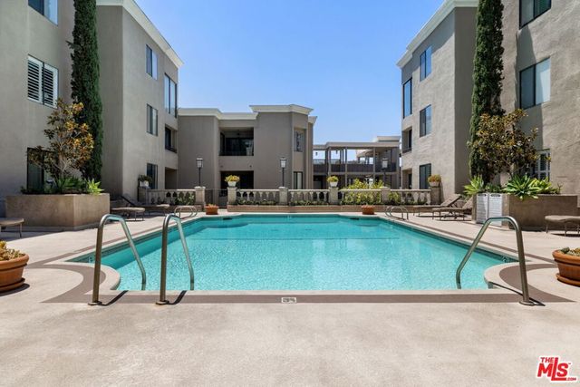 8455 Fountain Avenue 301, West Hollywood, CA 90069