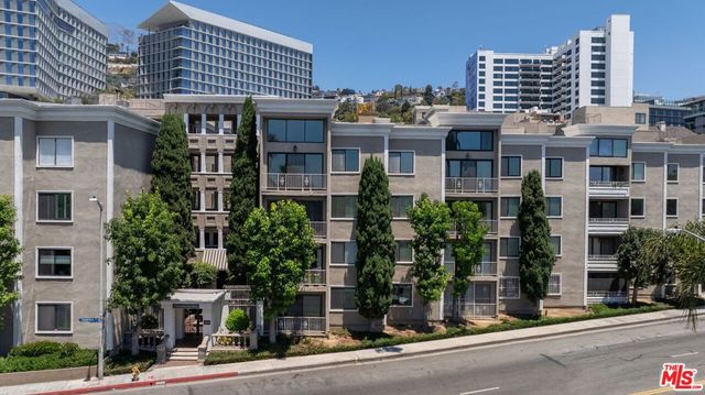 8455 Fountain Avenue 301, West Hollywood, CA 90069