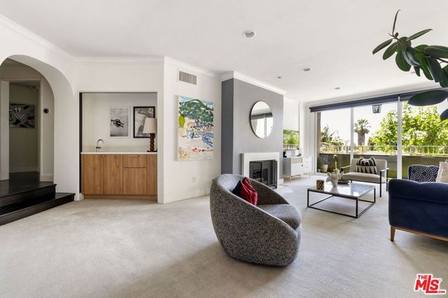 8455 Fountain Avenue 301, West Hollywood, CA 90069