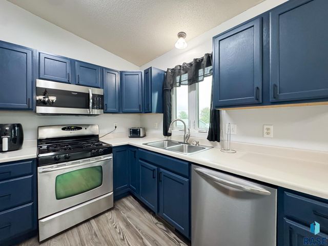 832 S Wheatland Ave Avenue, Sioux Falls, SD 57106