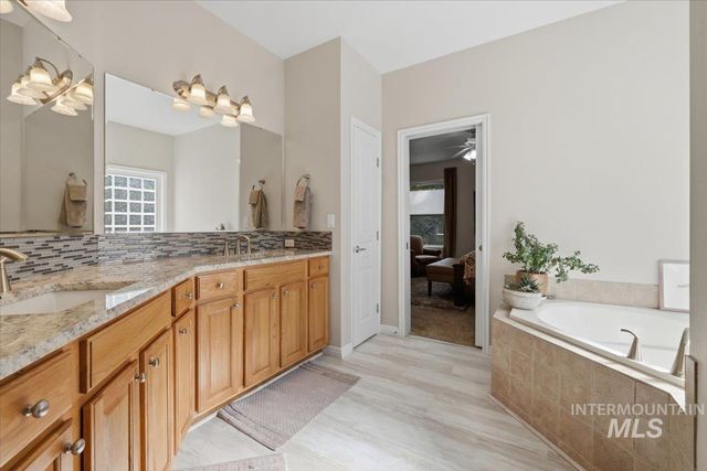 1050 E Legacy View Dr, Meridian, ID 83646