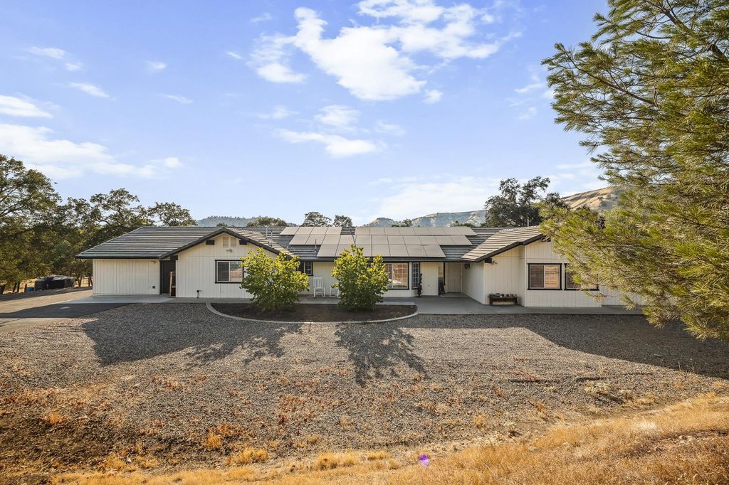 21631 Frontier Road, Clovis, CA 93619