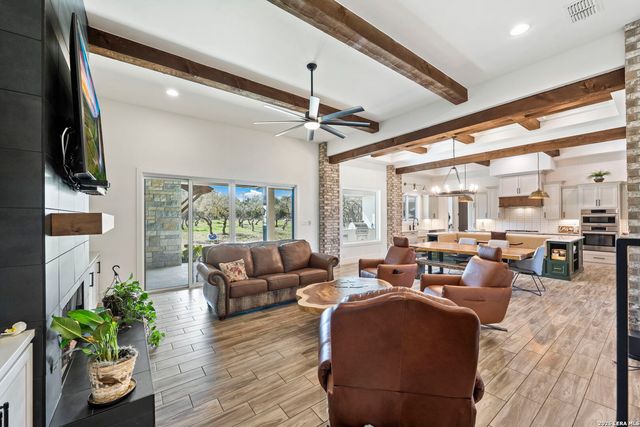 979 Belle Oaks, Bulverde, TX 78163