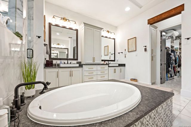 979 Belle Oaks, Bulverde, TX 78163