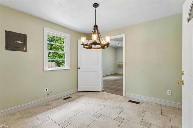 18 N Colin DR, Portsmouth, VA 23701
