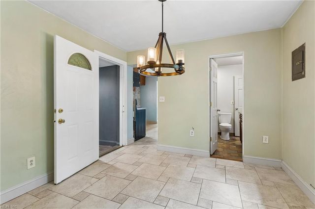 18 N Colin DR, Portsmouth, VA 23701