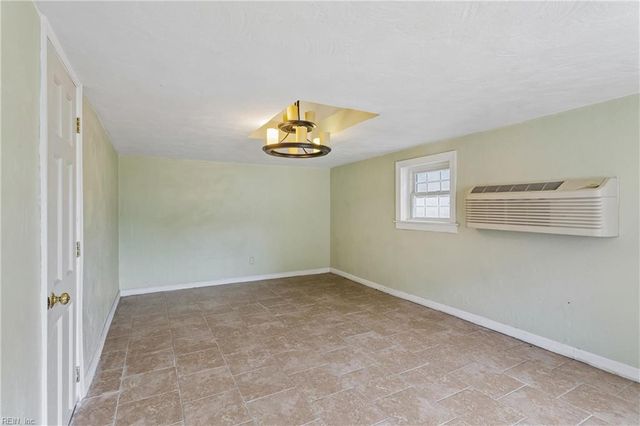 18 N Colin DR, Portsmouth, VA 23701