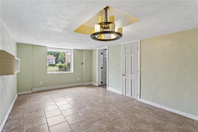 18 N Colin DR, Portsmouth, VA 23701